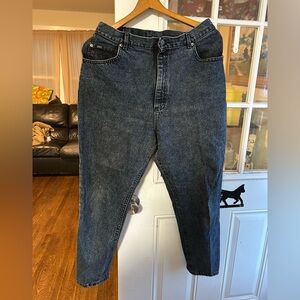 Classic Lee women’s Blue Denim Jeans. Size 16 W waist 33 length 29. Good zipper.